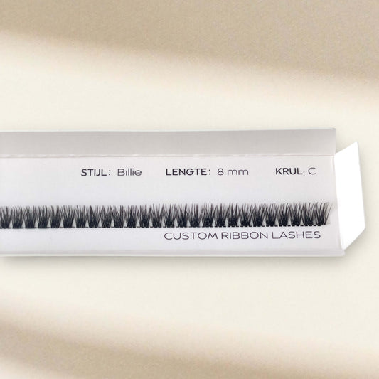 ribbon-fast-lash-close-up-in-verpakking-van-classy-lashes-billie-8-mm-fast-lash-abonnement