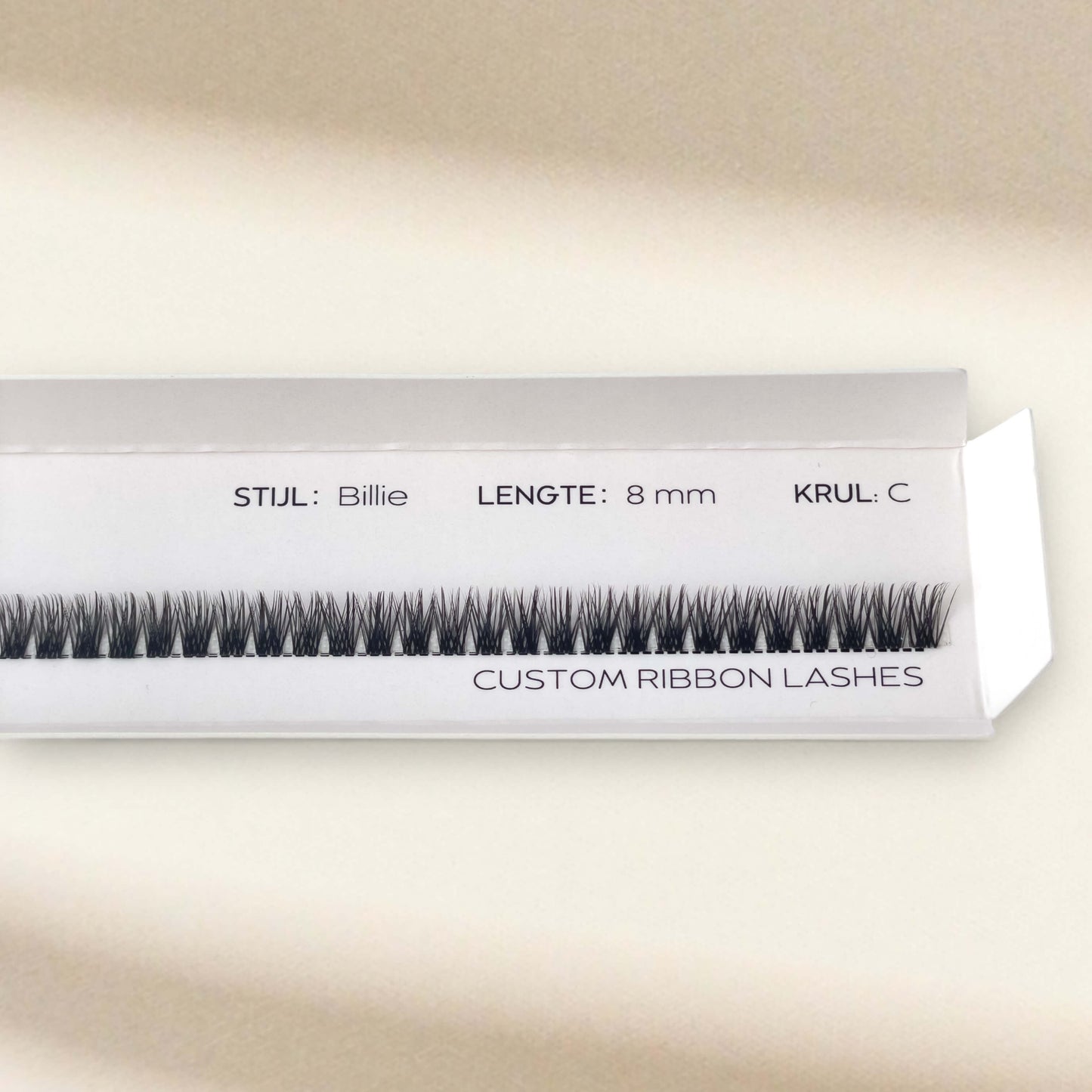 ribbon-fast-lash-close-up-in-verpakking-van-classy-lashes-billie-8-mm