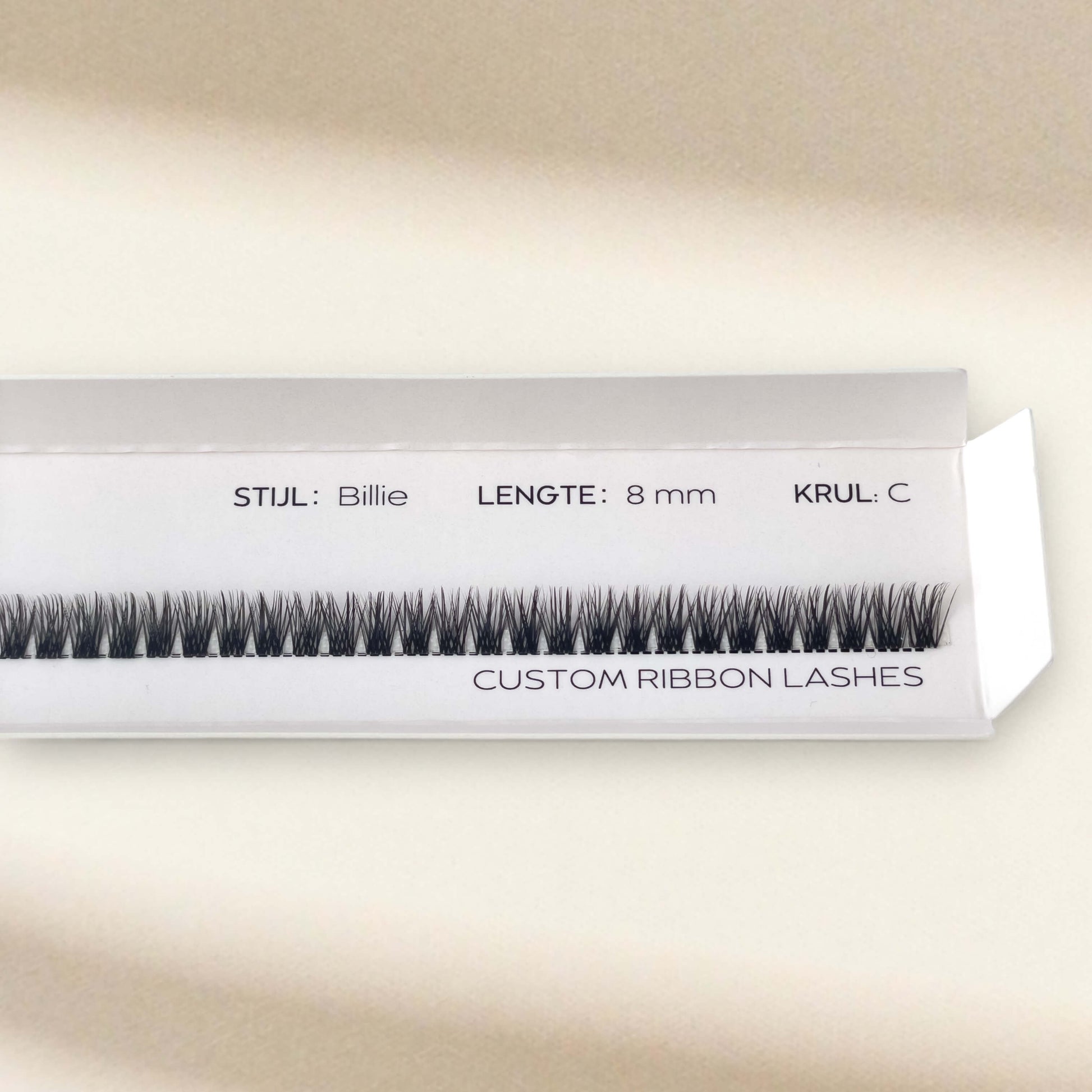 ribbon-fast-lash-close-up-in-verpakking-van-classy-lashes-billie-8-mm