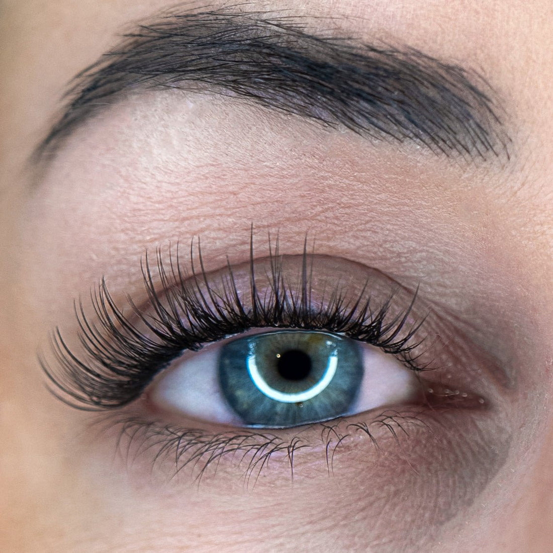 close-up van een oog met fast lashes aaliyah bij sporten met nepwimpers