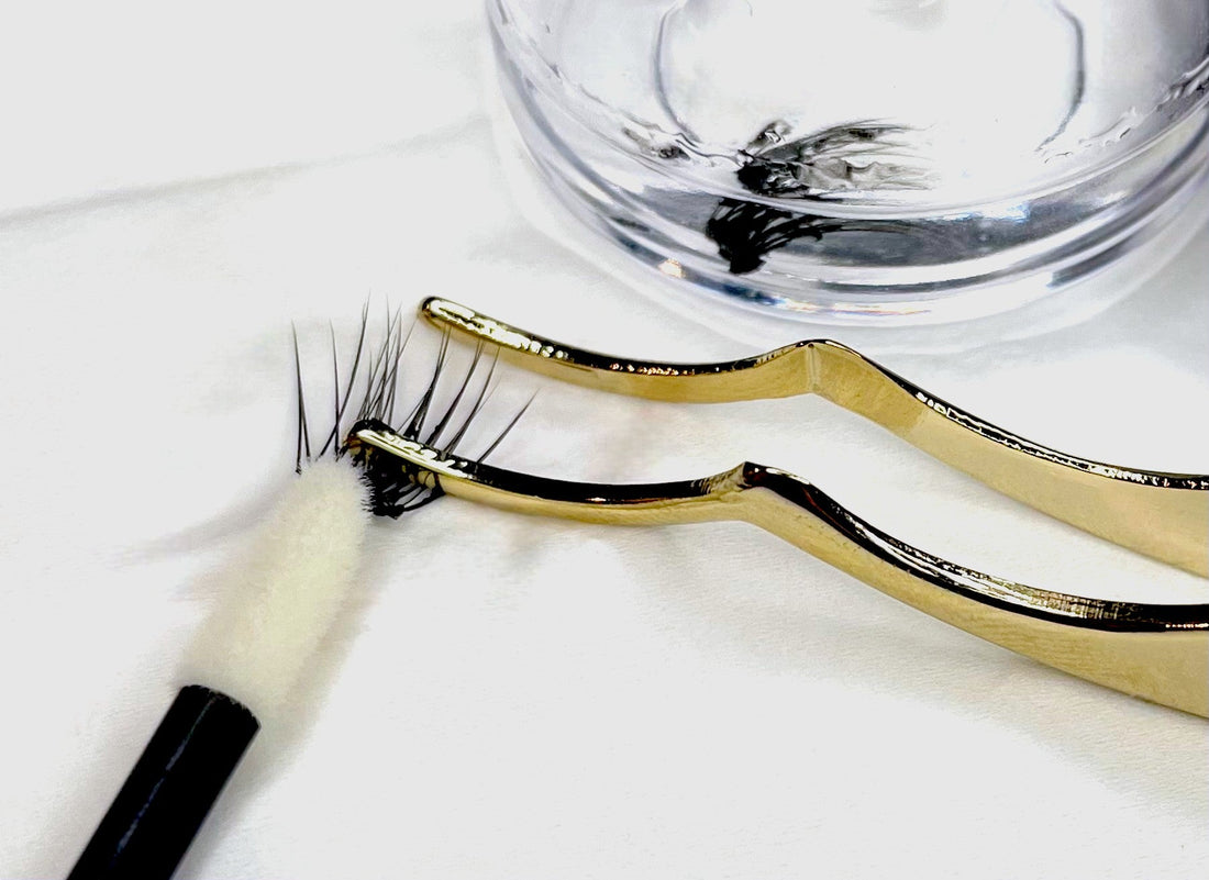 fast lashes schoonmaken met alcohol, borsteltje en tweezer op een tissue