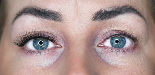 voor en na resultaat van fast lashes op een gezonde wimperrand