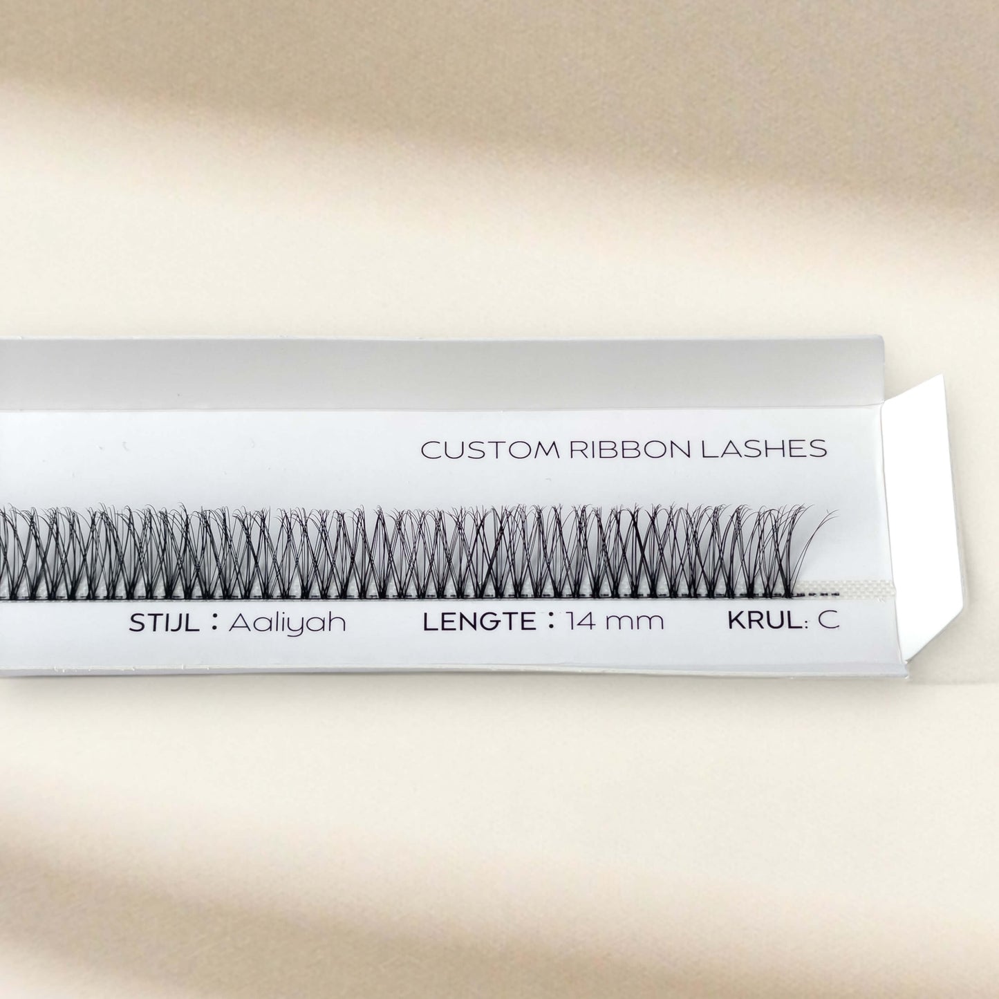 ribbon-fast-lash-close-up-in-verpakking-van-classy-lashes-aaliyah-14-mm-fast-lash-abonnement