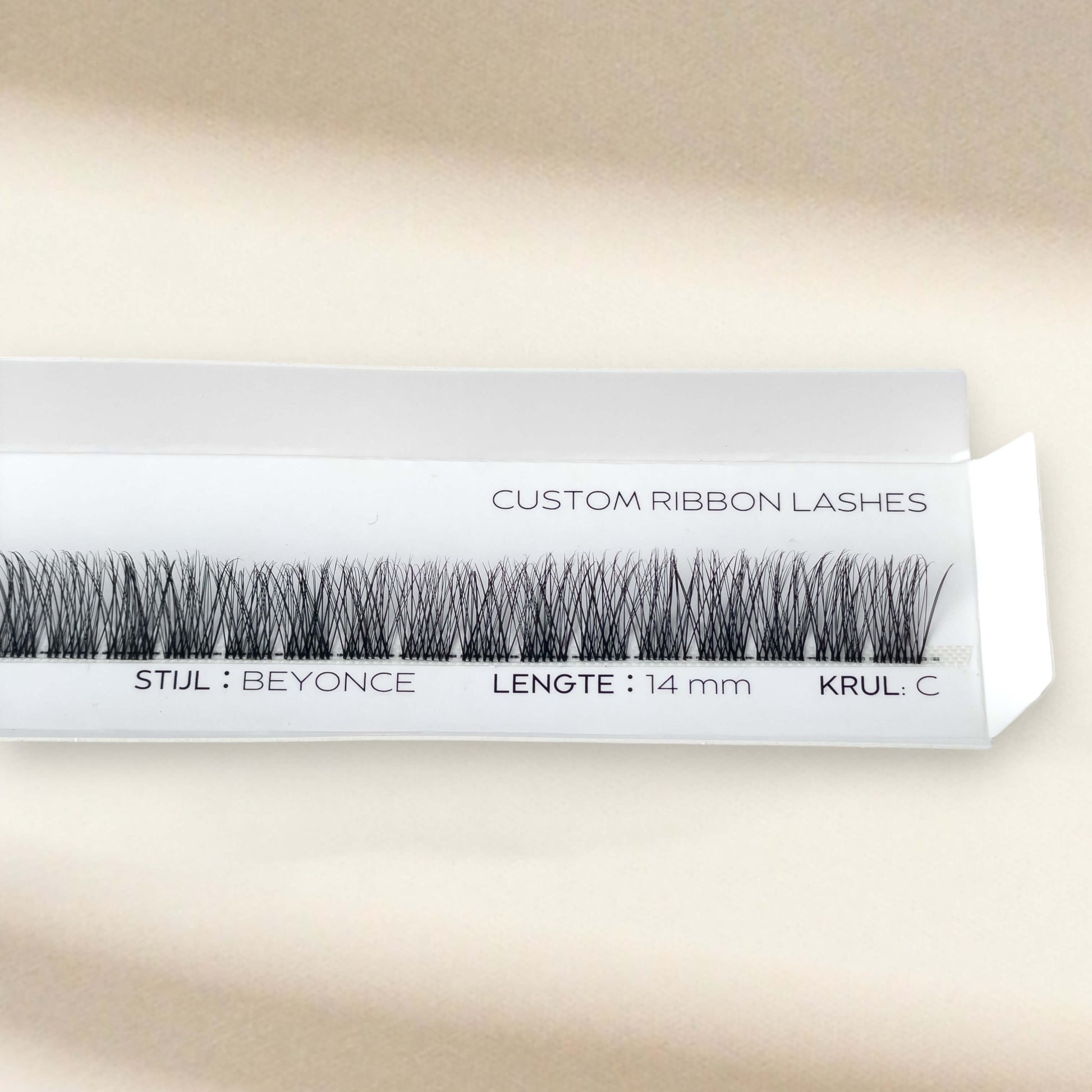 ribbon-fast-lash-close-up-in-verpakking-van-classy-lashes-beyonce-14-mm-fast-lash-abonnement